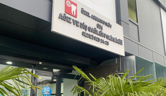 Arnavutköy’de Diş Eti Sağlığı ve Pembe Estetik: Gülüşünüzün Çerçevesi